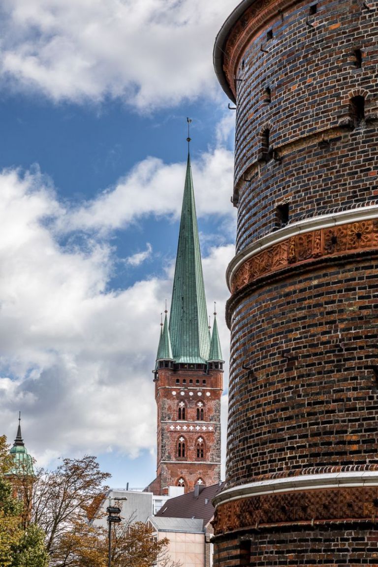Holstentor mit Petrikirchturm im Hintergrund
