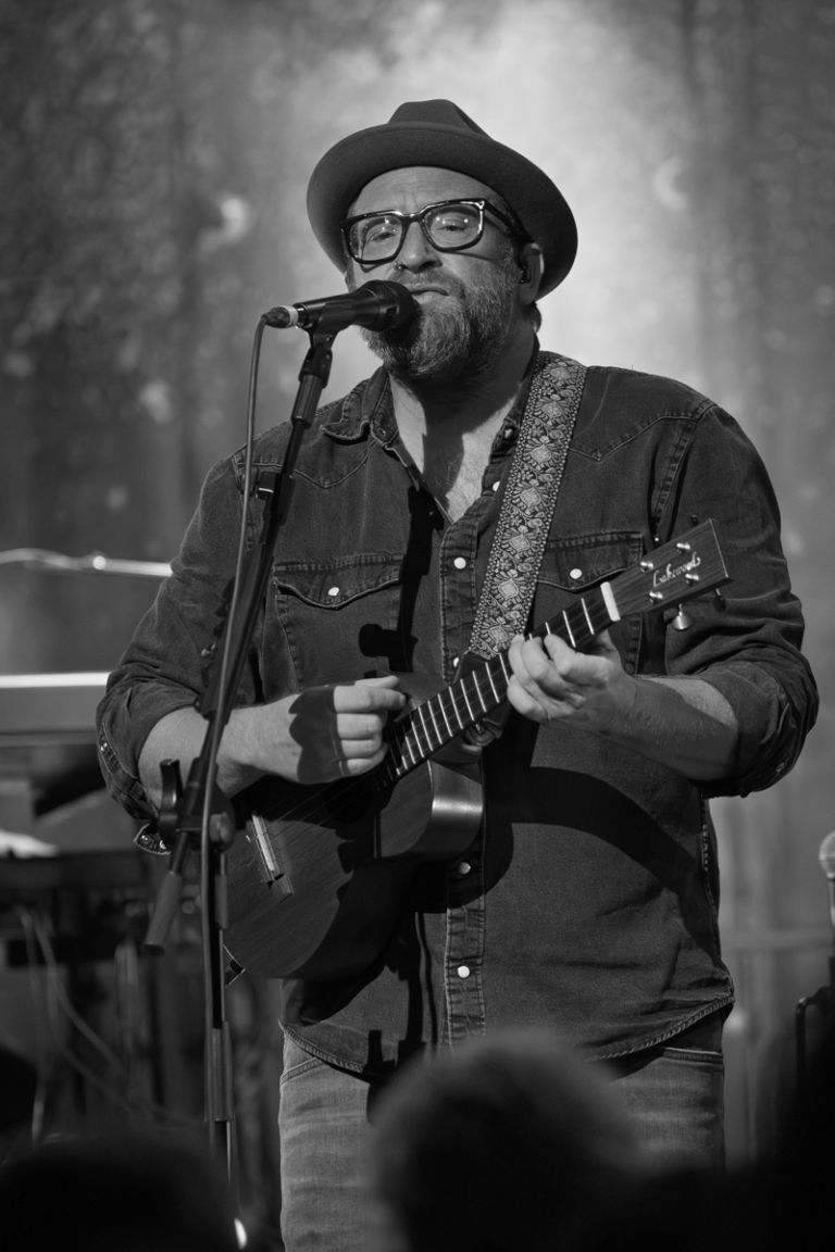 Gregor Meyle,  an der Ukulele.jpg