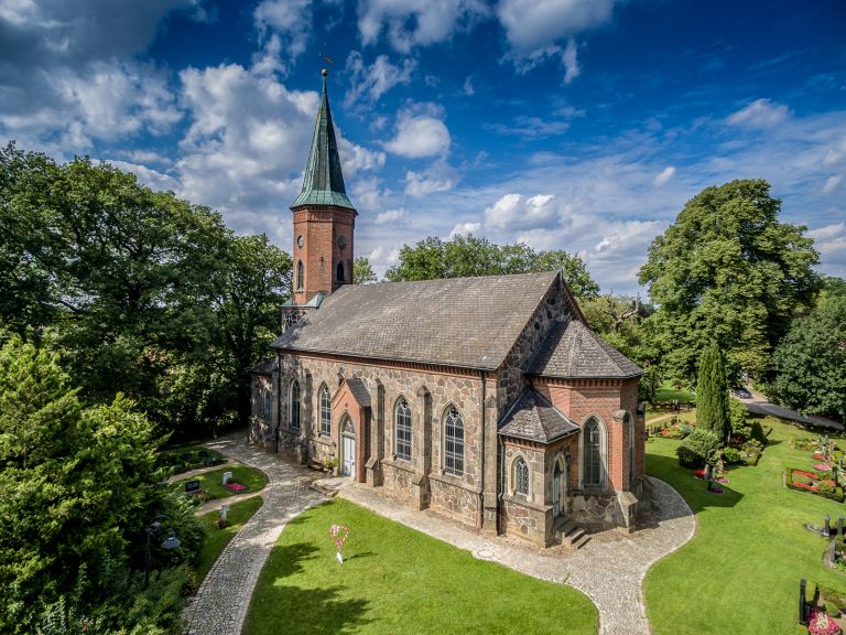 Kirche in Basthorst.jpg