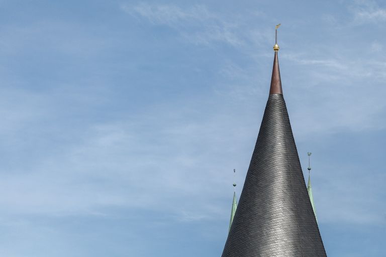 Holstentorspitze mit Marienkirche im Hintergrund, Lübeck