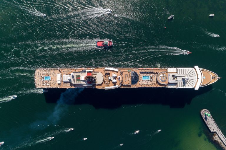 Einlaufparade der Queen Elizabeth in Travemuende