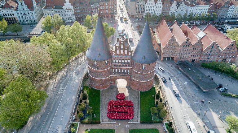 300 Mitarbeiter der Sparkasse zu Luebeck, vor dem Holstentor 1.jpg