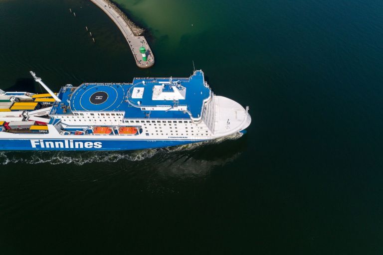 Die Finnlines passiert die Mole vor Travemuende.jpg